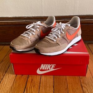 Nike challenger mens (US) size 9 (equivalent to 11 in woman’s)
